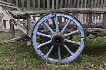 Fototapeta na wymiar blue Wooden wheel at an vintage wagon
