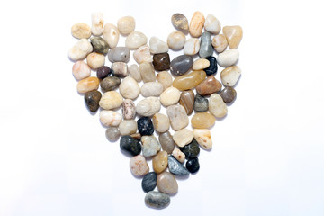 Herz aus bunten Steinen und Kieseln