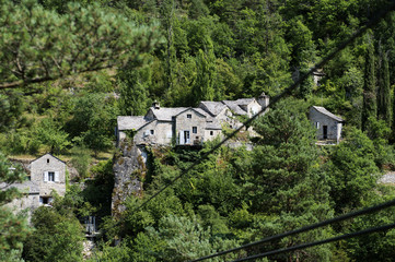 gorges du tarn, village isolé sur le tarn