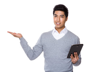 Fototapeta na wymiar Businessman use of the tablet and open hand palm
