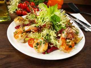 Salat mit Jakobsmuscheln und Garnelen