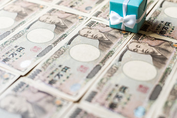 プレゼント箱と一万円札