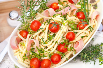 Nudelsalat mit frischen Kräutern und kleinen Cherrytomaten 2