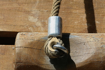Seilbefestigung mit Öse am Holz