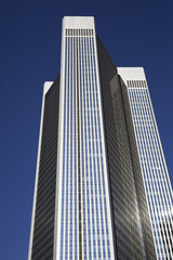 Fototapeta na wymiar Fassade eines modernen Bürohochhauses in Frankfurt am Main