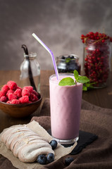 Berry smoothie and meringue