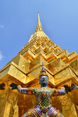 Fototapeta premium Giants under golden pagoda in wat pra keaw