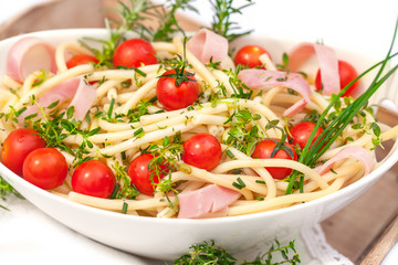 Nudelsalat mit frischen Kräutern und kleinen Cherrytomaten 3