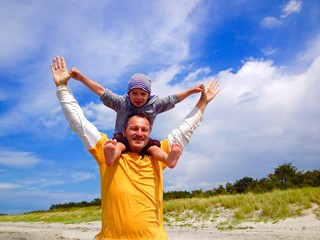 papa und sohn haben spass am strand