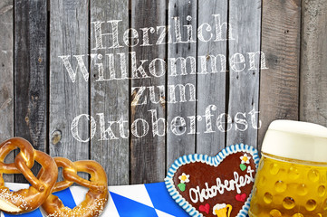 Holzhintergrund mit Bretzel und Bier, Weißbier mit Bayernfahne Oktoberfest 2015