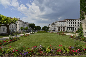 Fototapeta na wymiar Pelouse du parc de l'hôtel de ville d'Angoulême sous un ciel d'orage