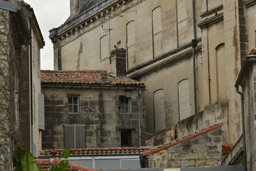 Fototapeta na wymiar Construction archaïques contre l'hôtel de ville d'Angoulême 