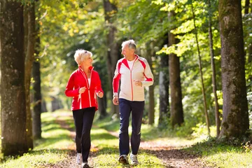 Fotobehang Joggen Senioren joggen op een bosweg