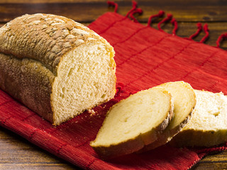 Pão de milho fatiado