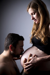 Hombre besando la barriga embarazada de su mujer
