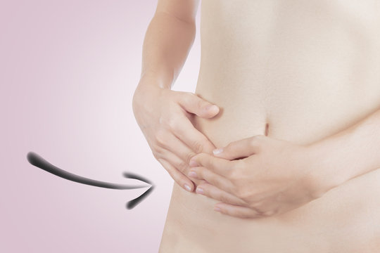 Pancia con mani sopra indicata con freccia