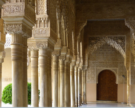 S&auml;ulenreihe in der Alhambra in Granada