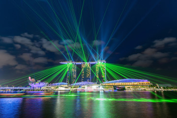 Obraz premium SINGAPORE, SINGAPORE - JAN 29, 2015: Marina Bay Sands hotel at night on June 29, 2015 in Singapore. Wonderful laser show, the largest light and water spectacle in Southeast Asia