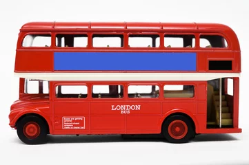 Fotobehang Rode bus geïsoleerd op een witte achtergrond. © nimon_t