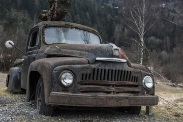 Obraz premium Verrosteter Oldtimer