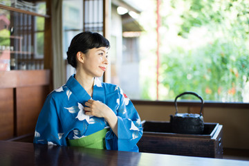 浴衣を着た女性