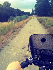 mit dem Fahrrad am Kanal