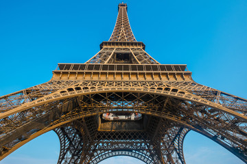 Fototapeta na wymiar Eiffel Tower in daylight at paris,France