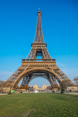 Fototapeta na wymiar Eiffel Tower in daylight at paris,France