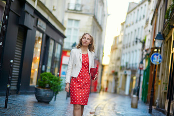 Obraz premium Beautiful young woman in Paris