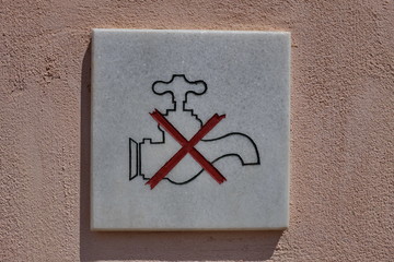 Eau non potable. Non-drinkable water.agua no potable. Acqua non potabile. 