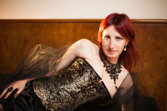 Ritratto di una dark lady distesa sul letto