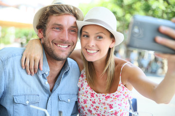 Obraz premium Couple of tourists taking selfie picture with smartphone