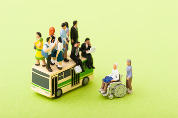 満員のバスと乗車できない車椅子の老人,バリアフリー