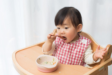 食事をするこども