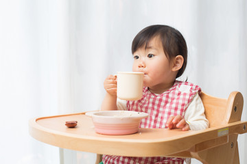 食事をするこども