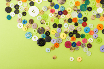 たくさんのカラフルなボタン