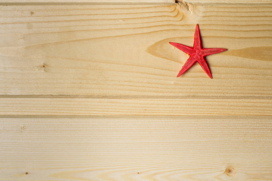 wooden background with starfish