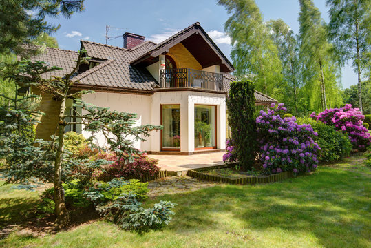 Detached house and beauty garden