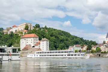 Fototapeten Uitzicht over Donau en Veste Oberhaus in Passau © kokandkok
