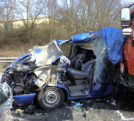 Schwerer Unfall mit PKW und LKW