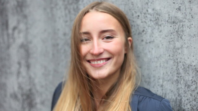 Attraktive junge Frau l&auml;chelt freundlich