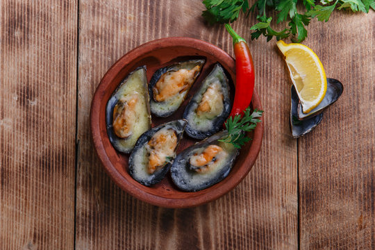 Mussels baked with cheese and lemon