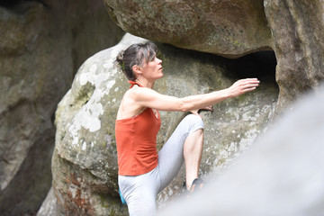femme pratiquant l'escalade en forêt de fontainebleau