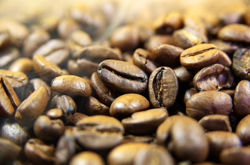 Frisch geröstete Kaffeebohnen als Makroaufnahme