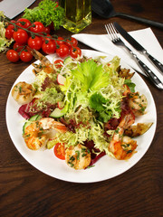Salat mit Jakobsmuscheln und Garnelen