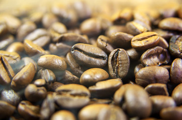 Frisch geröstete Kaffeebohnen als Makroaufnahme