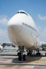 Obraz premium Samolot zaparkowany na lotnisku