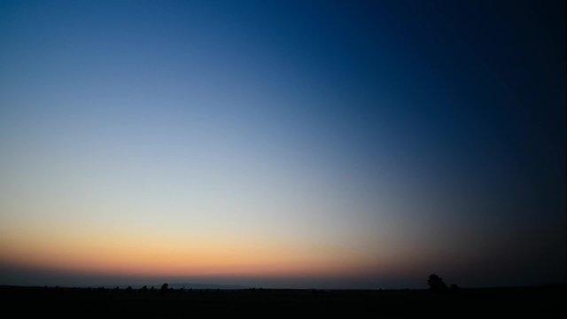 zeitraffer sonnenaufgang flache landschaft in der natur
