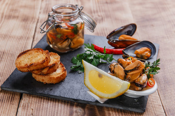 Marinated mussels with lemon and croutons
