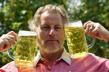 Ein Mann mit zwei Masskrügen Bier